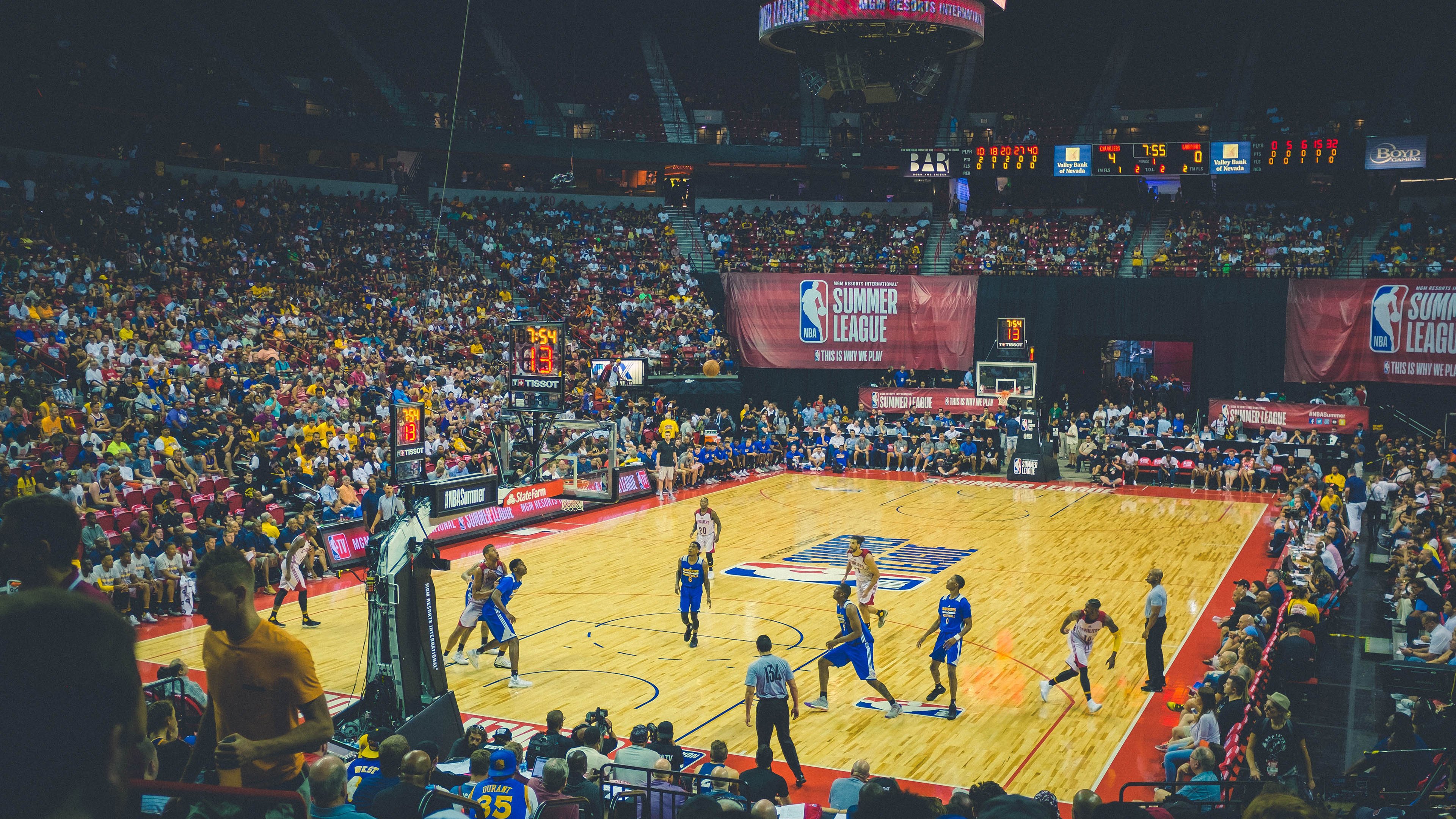 开拓者正面击溃雄鹿，戈贝尔用实力证明自己，一场定义赛季的胜利